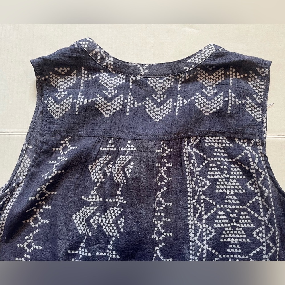 Reitmans Blue and White Patterned Top - Picture 7 of 7